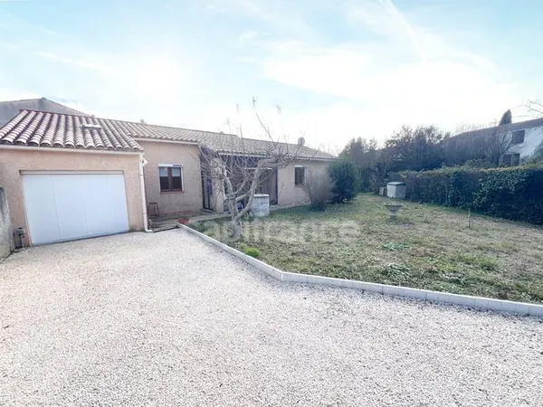 Vente Maison de plain-pied 4 pièces à MANOSQUE (04) - Jardin 740m2, garage, combles aménagés, proche