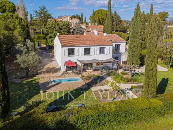 Exclusivité - Maison rénovée avec jardin et piscine - Résidence