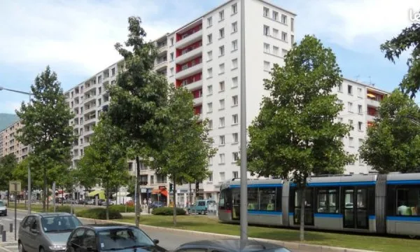 Colocation 3 chambres dans F4 grenoble tram, commerces, université, hôpital