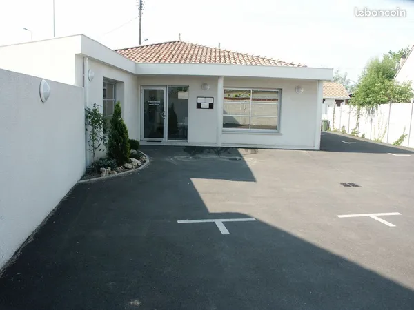 Bureau et espace de travail Location Saint-Médard-en-Jalles  80m² 1500€