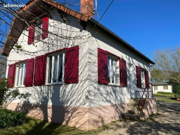 Maison de charme avec parc arboré, mare et dépendances