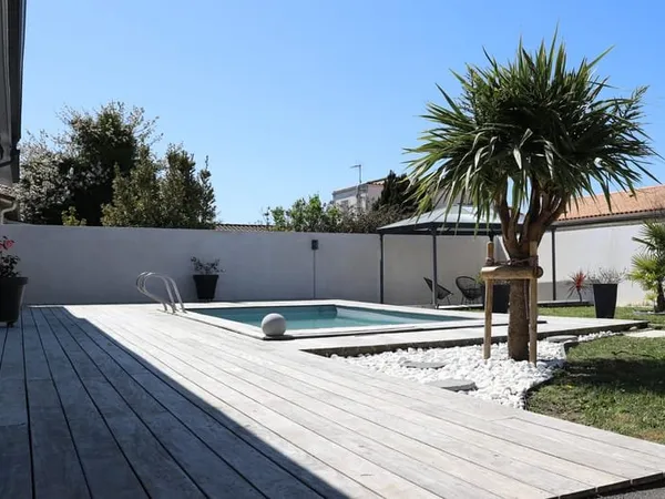 VAUX-SUR-MER - MAISON ENTIEREMENT RÉNOVÉE AVEC GOÛT AU PRIX