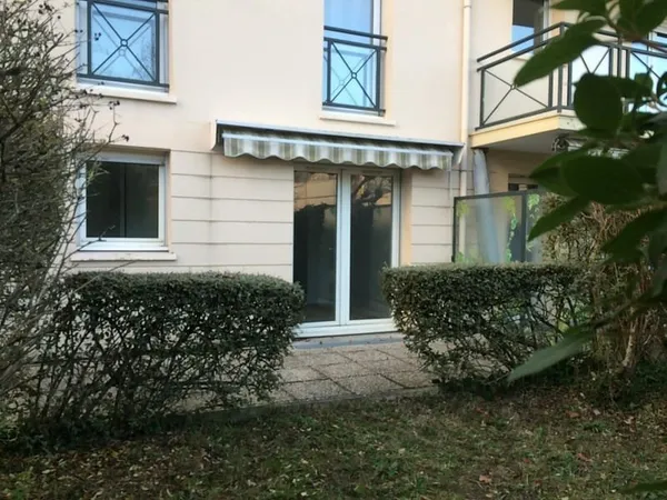F1 AVEC TERRASSE ET JARDINET