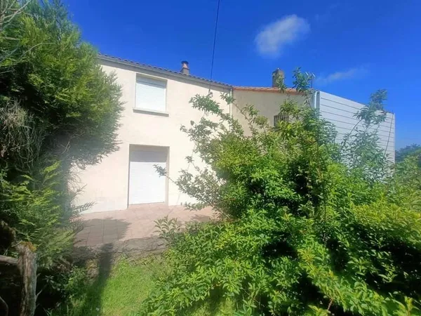 St Laurent sur sevre, maison 4 ch, terrain de 350 m2 préau ,