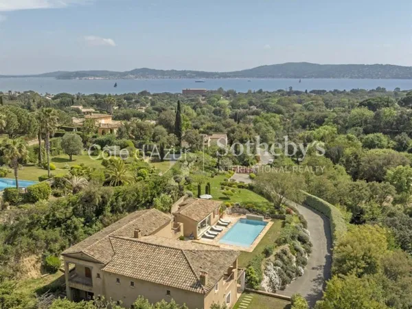 Domaine privé recherché : Villa contemporaine proche golf de Bea