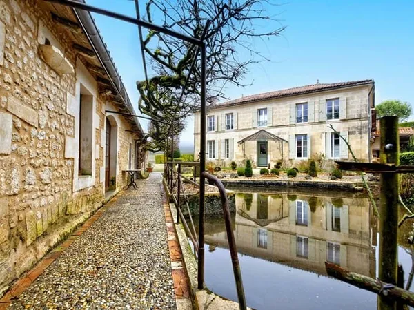 À vendre Moulin classé du XVI siècle avec chambres d'hôtes et gîte en Charente-Maritime