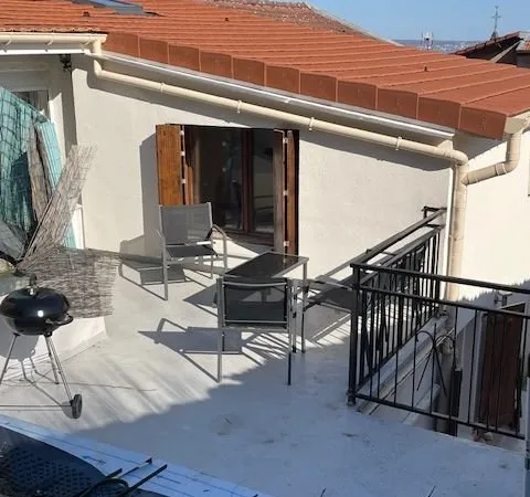 Rare .bel f2 bis avec terrasse et grand jardin vieux village