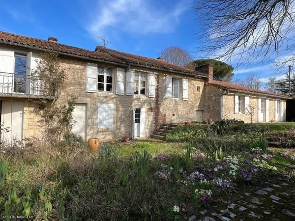 À Deux Pas De Nanteuil-En-Vallée, Superbe Longère En Pierre De 1836 Pleine De Charme