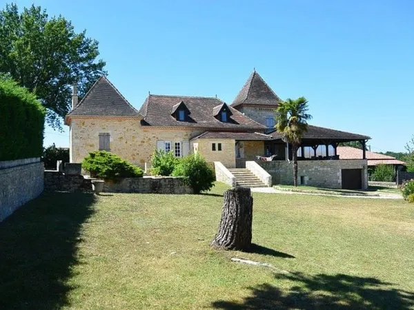 SUPERBE PROPRIETE DE CARACTERE CONSTRUITE EN PIERRE DU PAYS