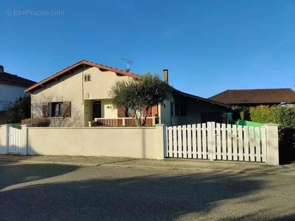 Preignan, au coeur du village et à proximité des écoles