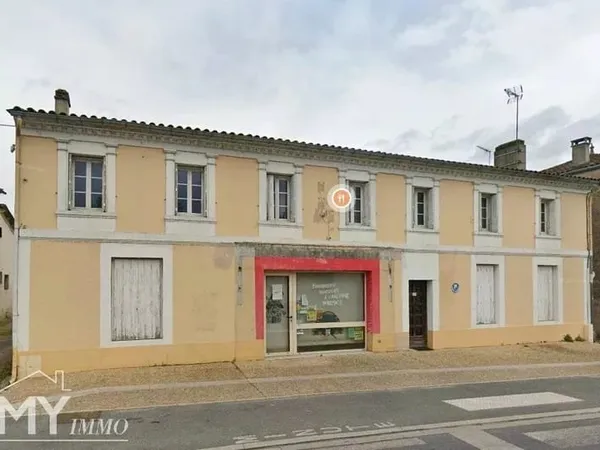 Lamothe Montravel : Maison de ville avec jardin.