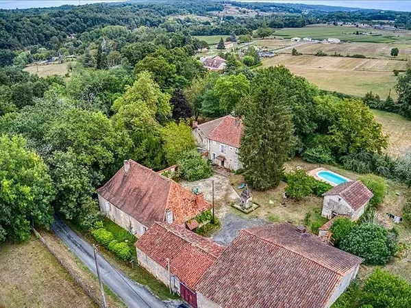 Domaine historique avec deux maisons, près de 3Ha de terrain, grange, piscine