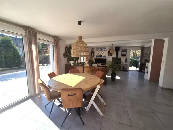 Maison moderne avec piscine à Kirchberg : un véritable coup de coeur familial !