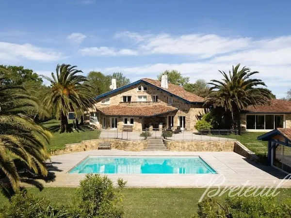 Maison 10 pièces 470 m²