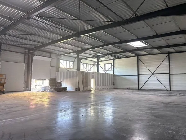 Entrepôt 6880 m²