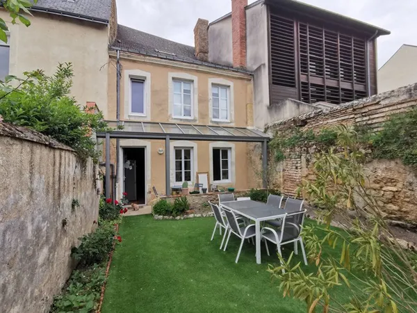 Centre ville de LA FLECHE, maison 6 pièce à Louer avec Jardinet, cave et dépendance