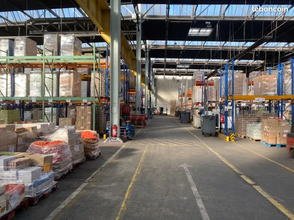 Local d'activité indépendant de 8320 m2 à vendre