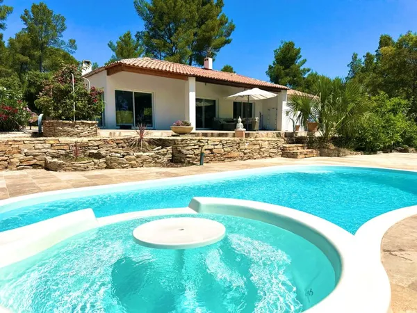 Villa plain-pied rénovée avec piscine, au calme absolu Env