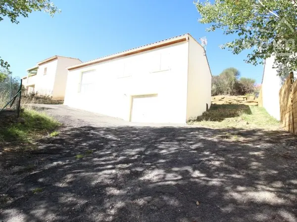 A vendre une villa 4 faces de plain pied avec un garage et un jardin