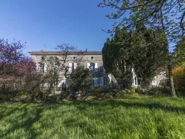 Charmante propriété de 7 chambres près de Neuvicq-le-Château, France