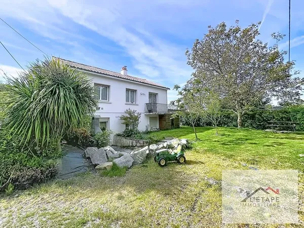Maison familiale 136 m² à Venansault , Grand terrain 1 300 m² , Double garage indépendant 95 m²