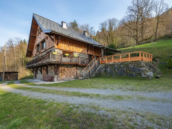 Chalet d'exception rénové avec vue dominante + grange à fort potentiel - Ugine