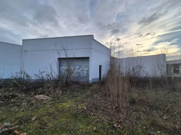 Terrain de 700m2 avec un garage