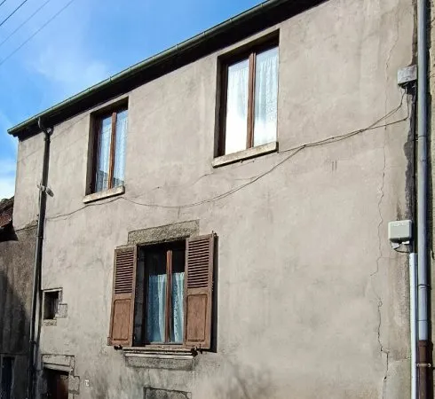 MAISON HABITABLE TROIS CHAMBRES , PETIT JARDIN ATTENANT .