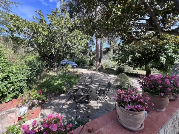 Le Castellet, au pied d'un charmant village médiéval dans le Var, avec des façades colorées, à envir