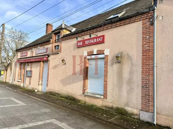 ENSEMBLE IMMOBILIER DE MUR COMMERCIAUX AVEC APPARTEMENT - AX