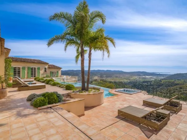 PROCHE MOUGINS - VILLA PROVENÇALE AVEC VUE MER ET COLLINES PANORAMIQUE - HELIPAD PRIVE