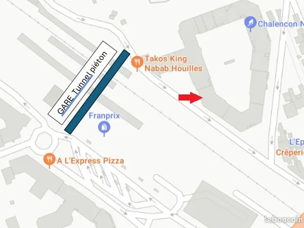 Place de parking (immédiatement en face de la gare)