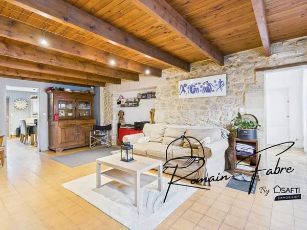 Maison en pierre avec 3 chambres , double garage et piscine semi-enterrée