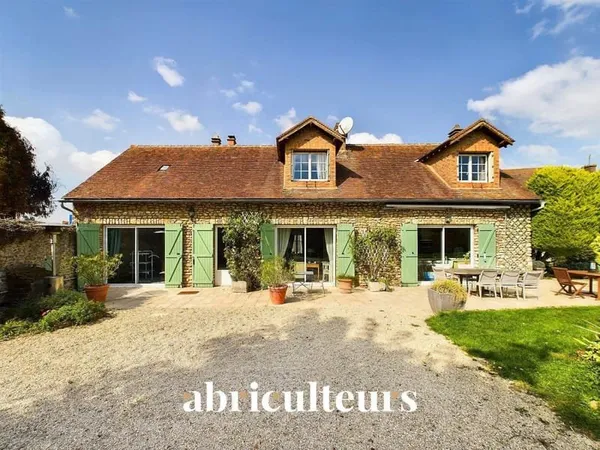 Maison de caractère de 180 m² environ avec une dépendance -Saint-Symphorien-le-Château - 319 950 € F