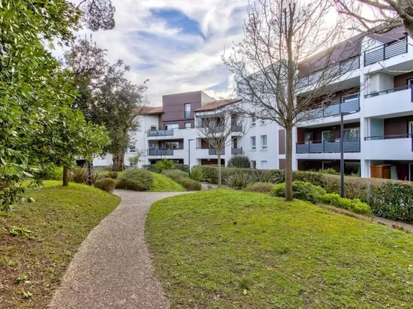 Appartement lumineux, terrasse et jardin, proche Cinq Cantons
