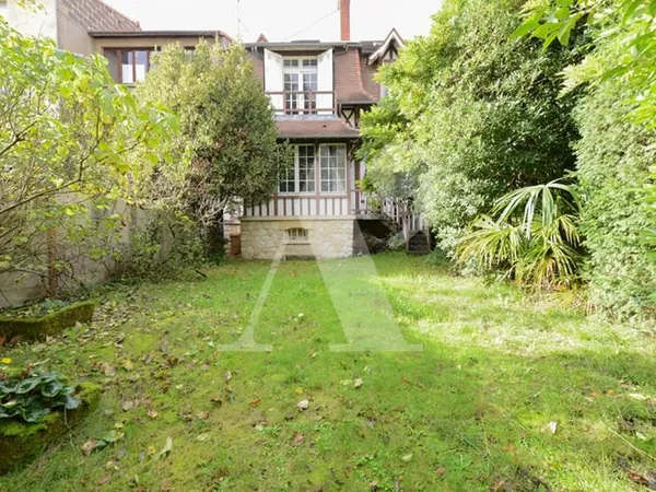 ARCHITECTURE INSOLITE- 1900- MAISON FAMILIALE AVEC JARDIN ET GARAGE