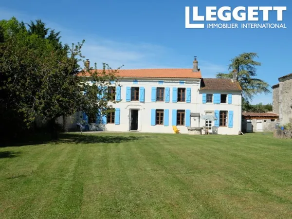 Charmante maison charentaise de 3 chambres avec gîte indépendant, granges et jardin privé