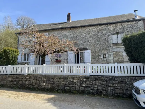 Au calme de la campagne, maison de village en pierre avec grand terrain et garage