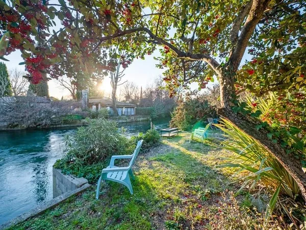 Villa rénovée avec gîte et jardin en bord de Sorgue