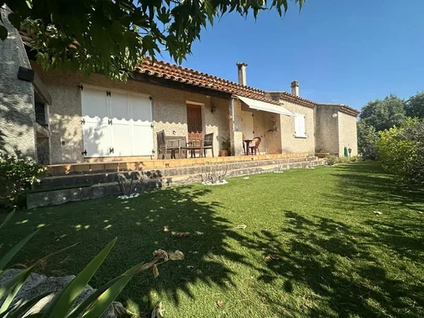 Maison T4 de 102 m² avec garage, jardin de 502 m² et vue dominante à Gardanne Biver