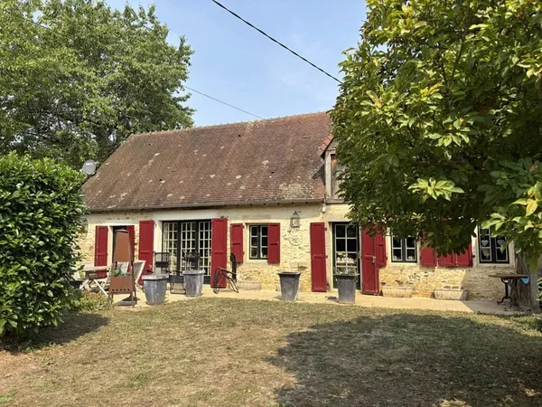 Saint-Denis-de-Jouhet Charmante maison avec 1934 m2 de terrain, située au calme dans un cadre verdoy