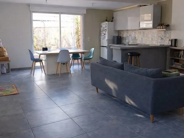 APPARTEMENT EN DUPLEX DE TYPE 4 AVEC TERRASSE ET JARDIN A TOURNON SUR RHONE SUD