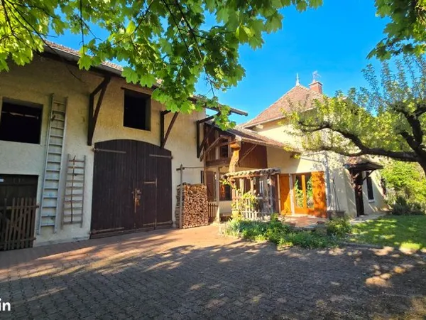 Belle dauphinoise 140 M² 4 chambres avec dépendances, terrasse et jardin - cadre bucolique