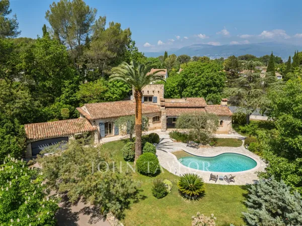 Élégant mas provençal de plain-pied au coeur d'un domaine privé