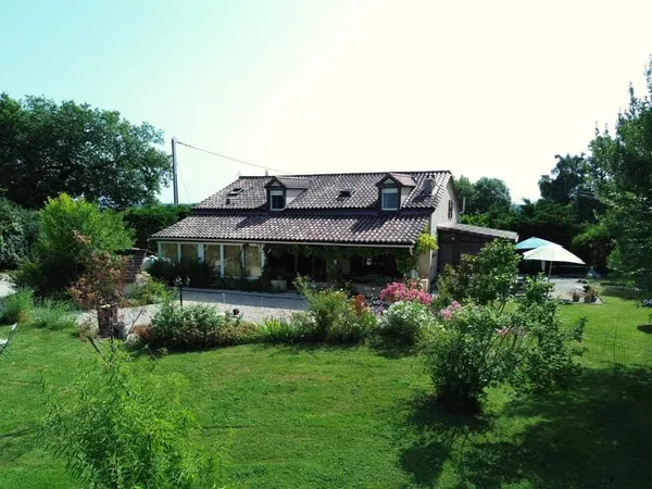 Superbe opportunité de posséder une belle maison avec un revenu potentiel d'un camping.