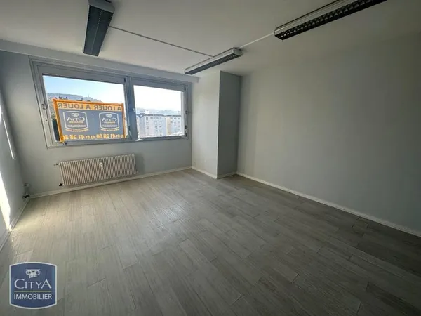 Local professionnel 3 pièces 63 m²
