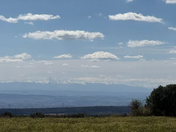 Terrain constructible plein sud avec ensemble bâti et vue dégagée sur les Pyrénées à Villanière