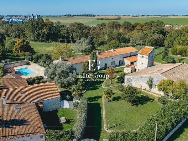 À VENDRE SPLENDIDE LONGÈRE ET SES DEUX GÎTES - PROCHE LA ROCHELLE / CHARENTE-MARITIME - 473 m²