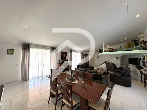 170 m² de confort et de lumière au calme, avec piscine et garages !