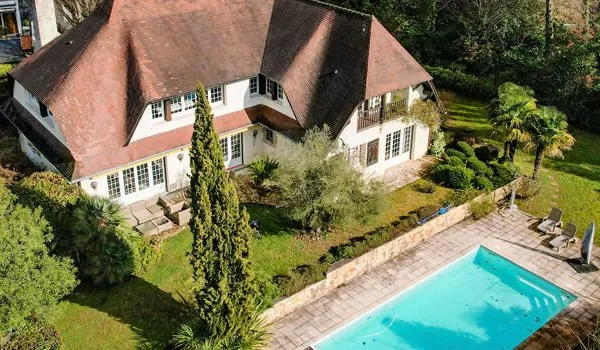 Maison 8 pièces 330 m²